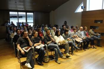 El público llenó el salón de sesiones alaricano para asistir a la conferencia del psicólogo Javier Urra -en la imagen de la derecha- que fue presentado por la concejala Pilar Gallego.