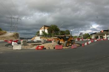 Estado en que se encuentra la construcción de la rotonda. Los trabajos en este punto comenzaron hace medio año.  (Foto: JOSÉ PAZ)