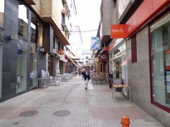 La calle Montemayor, donde la Policía Local midió estos días los escaparates y revisó los toldos. (Foto: MARCOS ATRIO)