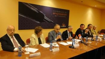 La directiva de la Confederación de Empresarios, ayer en Vigo, apoyando a Novagalicia Banco.