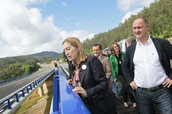 La ministra de Fomento, Ana Pastor, durante la visita a la Autovia del Cantábrico a su paso por Galicia. (Foto: ELISEO TRIGO)
