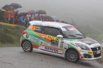 El vigués Pablo Pazó, dorsal número 22, vencedor de la Copa Suzuki Swift en el rally de Ourense. (Foto: XESÚS FARIÑAS)