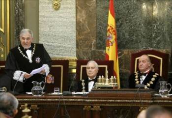 Carlos Dívar, junto al rey, en la apertura del año judicial, en el Tribunal Supremo. (Foto: .)