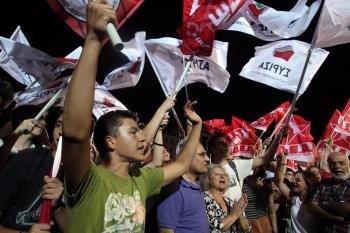 Seguidores de Alexis Tsipras, dirigente del partido izquierdista Syriza, le vitorean