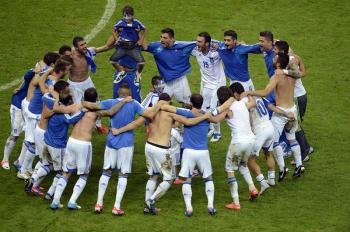 Jugadores de Grecia celebran su victoria ante Rusia al final del partido. Foto: EFE/RADEK PIETRUSZKA