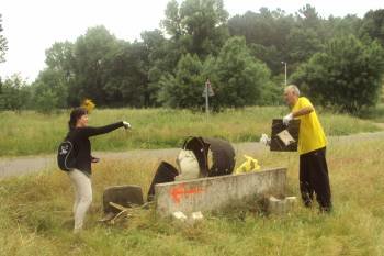 Dos voluntarios acumulan el material retirado del río para llevarlo al punto limpio.