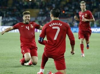  El portugués Cristiano Ronaldo (c) celebra su segundo gol durante el partido Portugal-Holanda