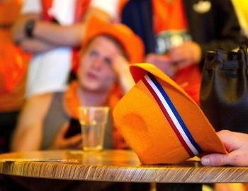 Hinchas holandeses observan el partido Portugal-Holanda. Foto: EFE/MARCO DE SWART