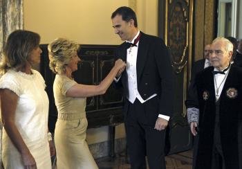 El príncipe de Asturias, que presidió el acto institucional conmemorativo del bicentenario del Tribunal Supremo, saluda a la presidenta de la Comunidad de Madrid, Esperanza Aguirre (2i), en presencia de la alcaldesa de la capital, Ana Botella.