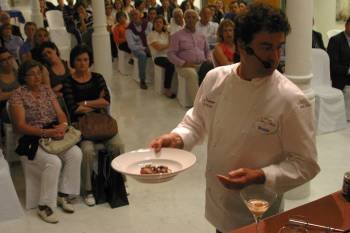 Pepe Rodríguez Rey muestra dos de sus recetas con castaña, en el plato y la copa, en la charla de ayer. (Foto: JOSÉ PAZ)