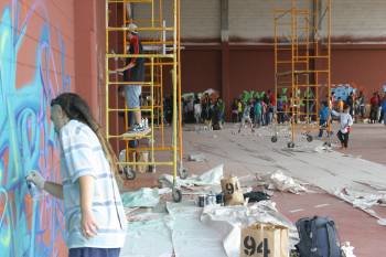 O pavillón do colexio de Maside encheuse de grafitis e tribu urbana, a dos escolares do centro. (Foto: FOTOS: JOSÉ PAZ)