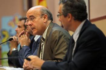 El conseller de Salud Boi Ruiz durante la rueda de prensa en la que informó sobre la tasa del euro por receta. (Foto: TONI ALBIR)
