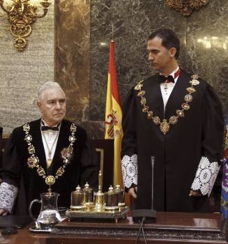 El príncipe Felipe y el presidente del Supremo Carlos Dívar. (Foto: BALLESTEROS)