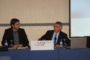 El profesor Antón Costas, ayer en Vigo, fue presentado por el periodista David Reinero.