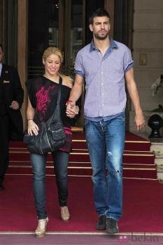 Shakira pasea de la mano de su novio,Gerard Piqué.