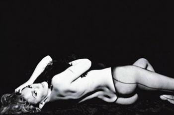 La cantante Kylie Minogue colgó una sensual foto en twitter.