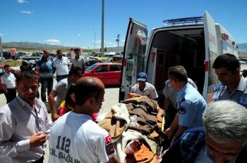 Varias personas trasladan a un soldado turco que resultó herido en combates con militantes del clandestino Partido de Trabajadores del Kurdistán (PKK).