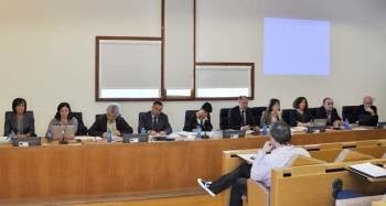 Imaxe da reunión de onte. Á esquerda, a vicerreitora do Campus de Ourense, María Lameiras.