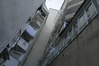 Patio interior del edificio de As Caldas (izquierda) afectado por la sentencia. (Foto: MIGUEL ÁNGEL)