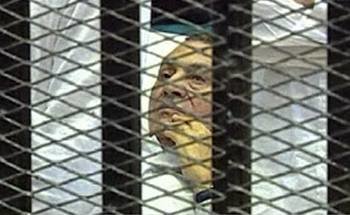 Mubarak, tras las rejas en el juicio. (Foto: O. DOULIERY)