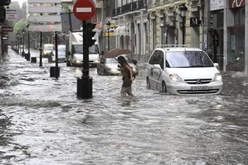 Las fuertes tormentas de lluvia y granizo de ayer provocaron inundaciones en Albacete. (Foto: MANUEL PODIO)