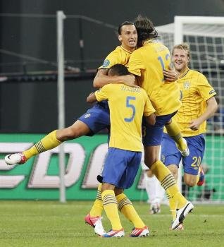 Zlatan Ibrahimovic (i) celebra el 1-0 contra Francia. Foto: EFE/SERGEY DOLZHENKO