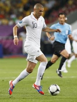 El delantero francés Karim Benzema controla el balón durante el partido disputado frente a Suecia. Foto: EFE/Kerim Okten