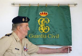 El rey Juan Carlos descubre una placa conmemorativa de su visita tras embarcar hoy, miércoles 20 de junio de 2012, en el muelle de Algeciras en el buque insignia del Servicio Marítimo de la Guardia Civil.