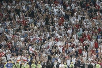 Los fanáticos de Inglaterra celebran el triunfo ante Ucrania. Foto: EFE/ TOLGA BOZOGLU