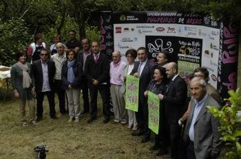 Argimiro Marnotes, en el centro, rodeado de concejales y representantes de los patrocinadores. (Foto: MARTIÑO PINAL)