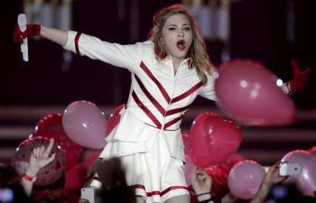 Madonna, ayer durante su primer concierto en Barcelona. (Foto: ALBERT OLIVÉ)
