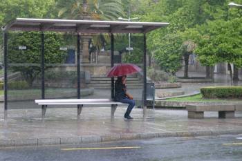 Una mujer se protege de la intensa lluvia que cayó el pasado domingo en Ourense. (Foto: JOSÉ PAZ)
