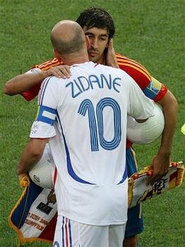Zinedine Zidane saluda a Raúl González después del encuentro en el que Francia eliminó a España del Mundial de Alemania 2006
