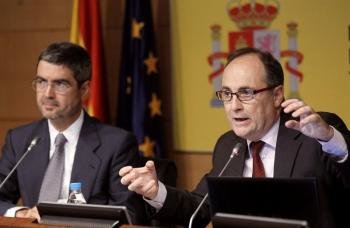 Fernando Jiménez Latorre (i), y Fernando Restoy (d), durante la presentación de los resultados de las valoraciones independientes sobre el sistema financiero español. Foto: EFE/Chema Moya