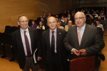 Javier Gonzalo, Manuel Baltar y Francisco Gómez, al inicio de la asamblea.   (Foto: MIGUEL ÁNGEL)