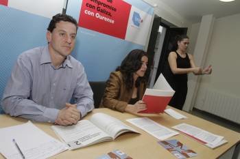 Xosé Somoza, con Isabel Pérez, en un acto de campaña. (Foto: MIGUEL ÁNGEL)