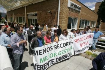 Los manifestantes exhibieron pancartas en la entrada al Servicio de Urgencias del Hospital. (Foto: MARCOS ATRIO)