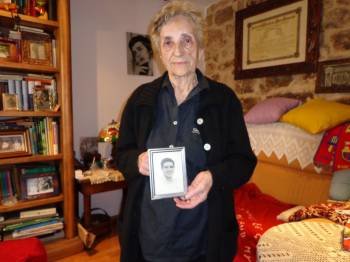 Isabel do Barrio, viuda del fallecido, mostrando una foto de cuando estaba preso. (Foto: A. R.)