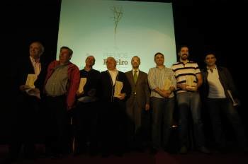 Sete dos oito galardonados cos premios de mellores viños e de promoción do Ribeiro, con Xesús Vázquez. (Foto: MARTIÑO PINAL)