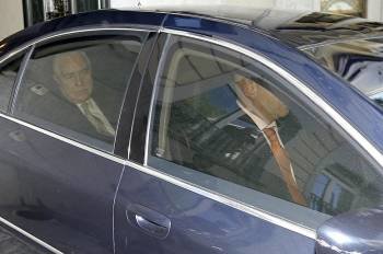 Carlos Dívar a la salida del pleno del órgano de gobierno tras dimitir de su cargo. (Foto: BALLESTEROS)