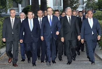 El nuevo primer ministro griego Antonis Samaras, junto a los miembros de su nuevo gobierno. (Foto: P. SAITAS)