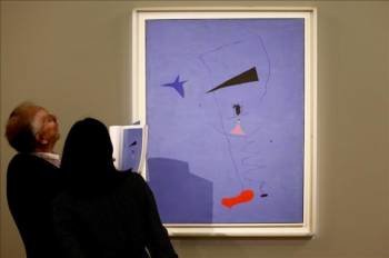 Una pareja observa el óleo 'Estrella azul' de Joan Miró. (Foto: ARCHIVO)