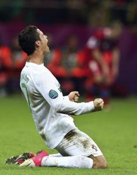 El atacante portugués Cristiano Ronaldo celebra la victoria ante la República Checa. Foto:  EFE/MARIO CRUZ