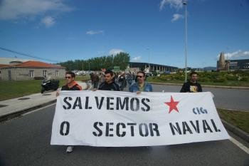 Un grupo de trabajadores del naval y delegados de la CIG cortó ayer el tráfico en Bouzas en protesta por la falta de trabajo en la Ría.