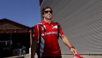 El piloto español Fernando Alonso, a su llegada al circuito urbano de Valencia