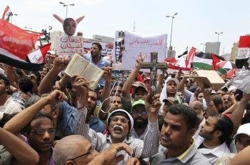 Manifestantes egipcios ocupan la plaza Tahrir para protestar contra el retraso del anuncio de los resultados electorales, en El Cairo, Egipto