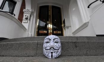 Una máscara representativa del movimiento 'Anonymous' de apoyo al fundador de Wikileaks, Julian Assange, yace a la entrada de la embajada ecuatoriana en Londres, Reino Unido.