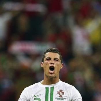 Cristiano Ronaldo celebra frente a la República Checa. Foto: EFE/OLIVER WEIKEN