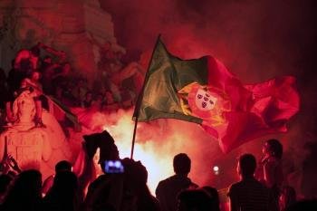 Aficionados de Portugal celebran su pase a cuartos de final de la Eurocopa 2012 en Lisboa. Foto:  EFE/MANUEL ALMEIDA