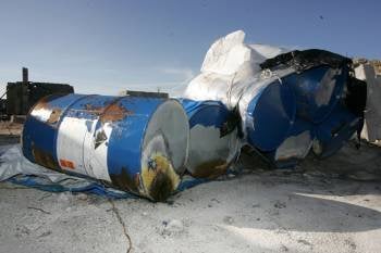 Los seis contenedores están abandonados en una finca del polígono empresarial de Sarreaus. (Foto: MARCOS ATRIO)